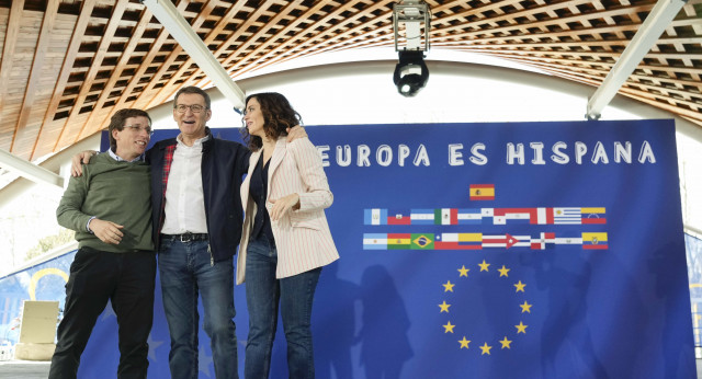 Alberto Núñez Feijóo, José Luis Martínez Almeida e Isabel Díaz Ayuso en el acto Europa es hispana