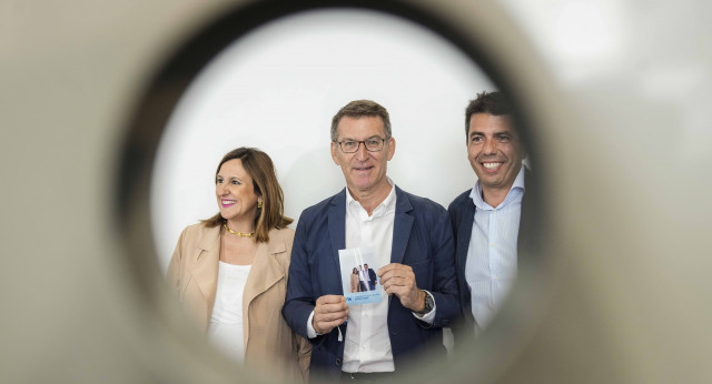 Alberto Núñez Feijóo en un acto en Valencia, junto a Carlos Mazón y María José Catalá