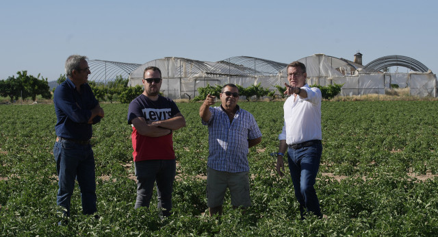 Feijóo con agricultores en Miajadas: Cáceres.