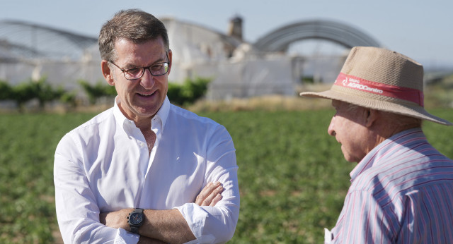 Feijóo con agricultores en Miajadas: Cáceres.