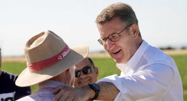 Feijóo con agricultores en Miajadas: Cáceres.