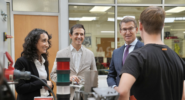 Feijóo visita la escuela de aprendizaje de SEAT en Barcelona