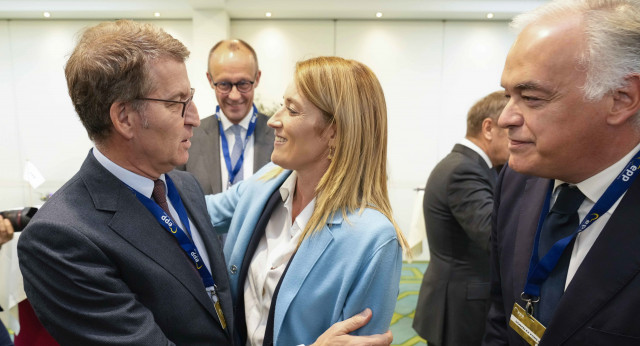 Alberto Núñez Feijóo con Roberta Metsola, presidenta del Parlamento Europeo