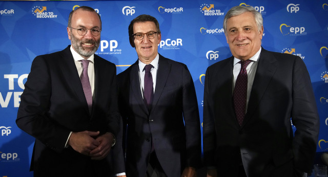 Alberto Núñez Feijóo, Manfred Weber y Antonio Tajani en la conferencia organizada por el PPE "Camino de la recuperación"