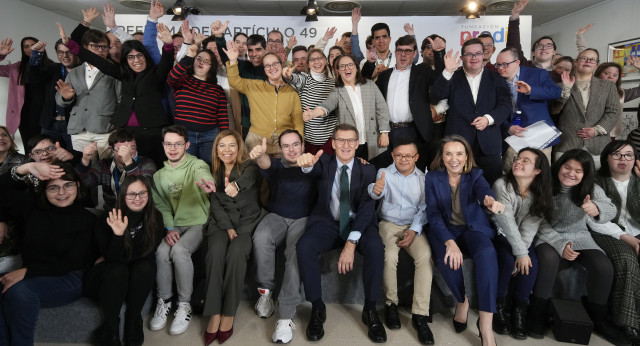 Alberto Núñez Feijóo durante un encuentro con miembros de la Fundación Prodis