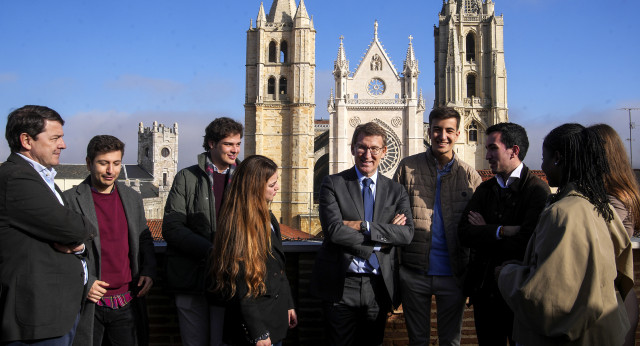 Feijóo con estudiantes, tras un acto de Educación en León