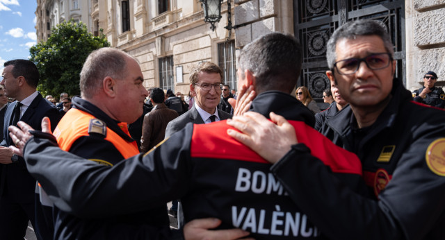 Alberto Nuñéz Feijóo participa en Valencia del minuto de silencio por las víctimas del incendio