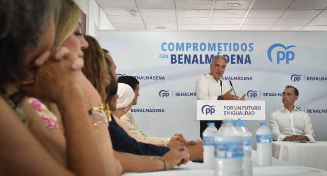 Elías Bendodo, en su reunión con diputados y senadores en Benalmádena