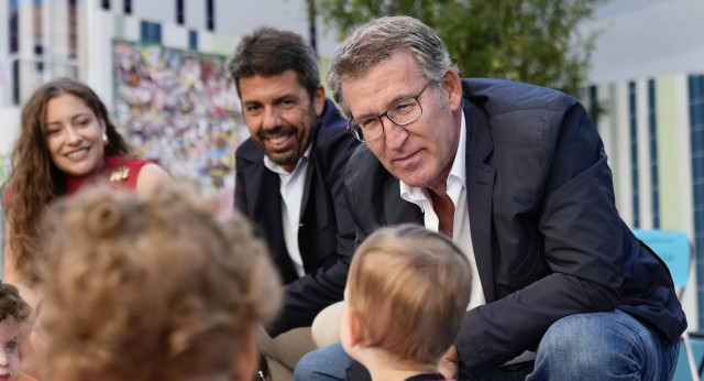 Alberto Núñez Feijóo visita una escuela infantil en Alicante.