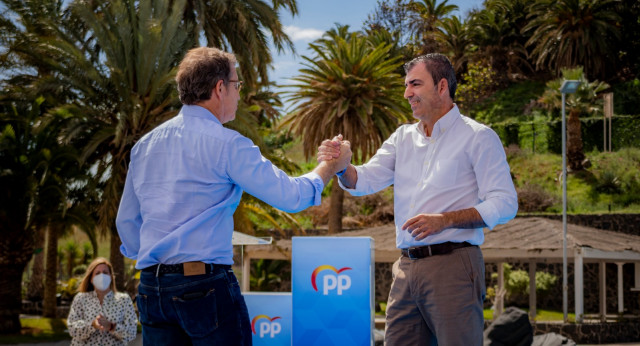 Alberto Núñez Feijóo en su visita a Santa Cruz de Tenerife, acompañado de Manuel Domínguez, presidente del PP de Canarias