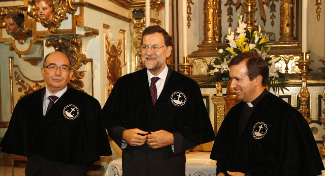 Mariano Rajoy es investido Cofrade de Honor 2010 en Santiago de Compostela