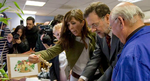 Mariano Rajoy y Alicia Sánchez Camacho visitan una residencia y un centro de día de mayores en Cerdanyola del Vallés