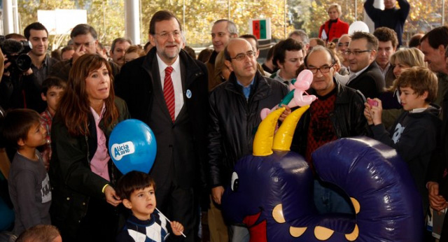 Rajoy y Sánchez Camacho se reúnen con asociaciones de familias