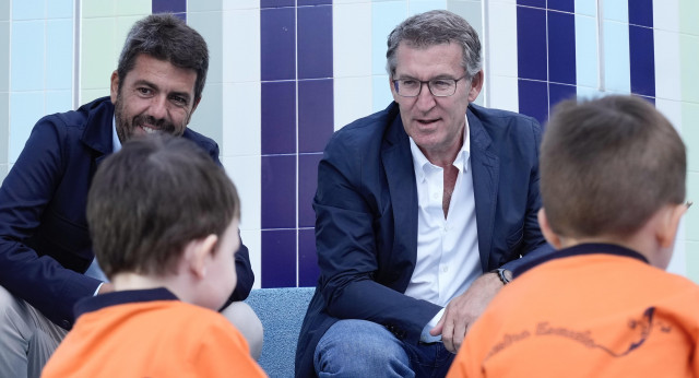 Alberto Núñez Feijóo visita una escuela infantil en Alicante.