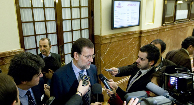 El presidente del Partido Popular, Mariano Rajoy, atiende a los medios de comunicación