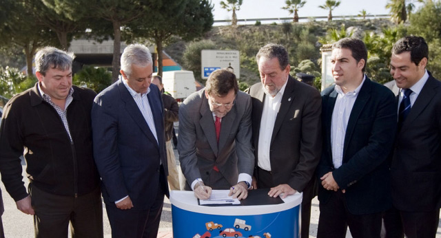 Mariano Rajoy firma en apoyo de la Plataforma de Benalmádena