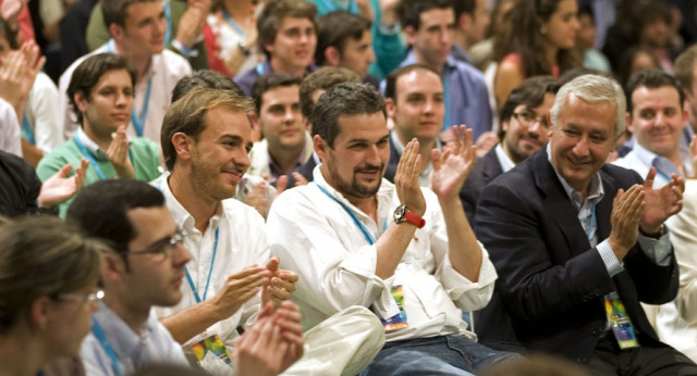 Javier Dorado, Ángel González y Javier Arenas durante la intervención de Beatriz Jurado