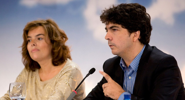 Soraya Sáenz de Santamaría y Mario Garcés en el Foro Popular Reforma del sector público