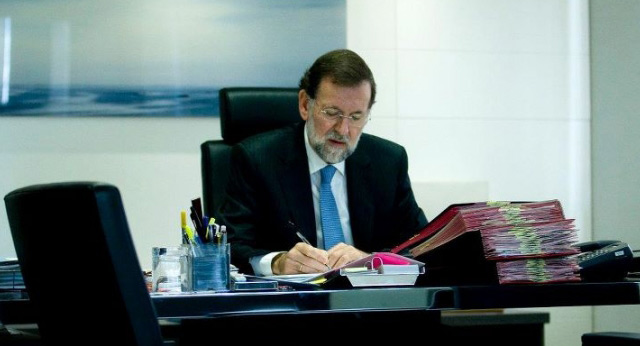 Mariano Rajoy en su despacho después de la jornada electoral