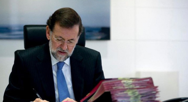 Mariano Rajoy en su despacho después de la jornada electoral