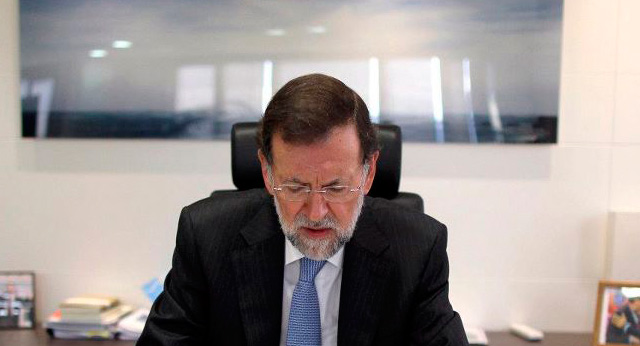 Mariano Rajoy en su despacho después de la jornada electoral