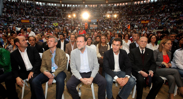 El presidente del Gobierno y del PP, Mariano Rajoy participa junto a Alberto Núñez Feijoo en un mitin en Pontevedra