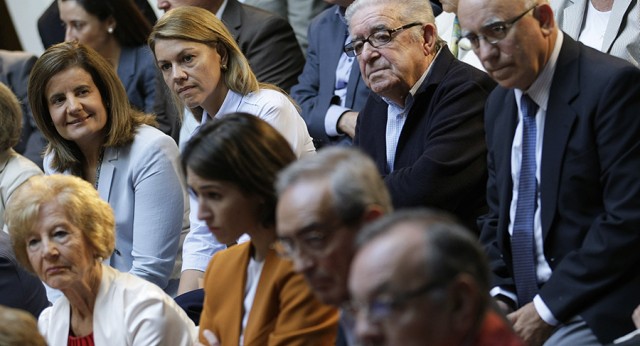 María Dolores de Cospedal con Fátima Báñez durante el debate