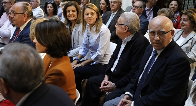 María Dolores de Cospedal con Fátima Báñez durante el debate