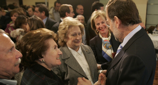 Mariano Rajoy saluda a unas mujeres