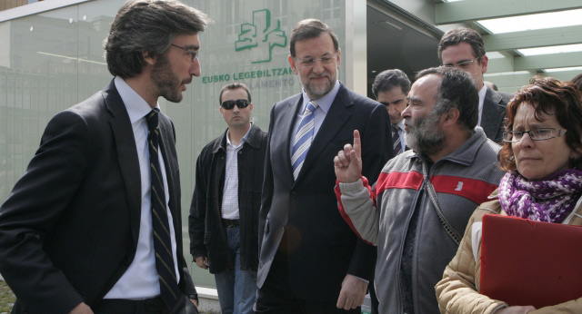 El secretario general del PP vasco, Iñaki Oyarzábal charla con un hombre