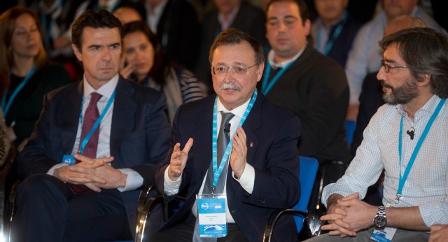 José Manuel Soria, Iñaki Oyarzabal y Juan Jesus Vivas en la Convención Nacional