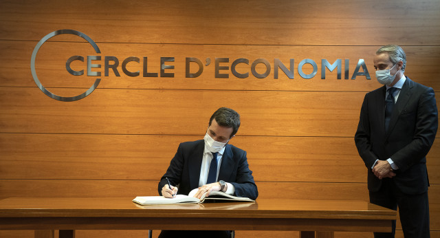 Pablo Casado firma en el libro de visitas del Cicle D´Economia