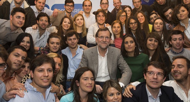 Mariano Rajoy con jóvenes de NNGG
