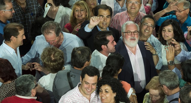 Miguel Arias Cañete con los asistentes al acto