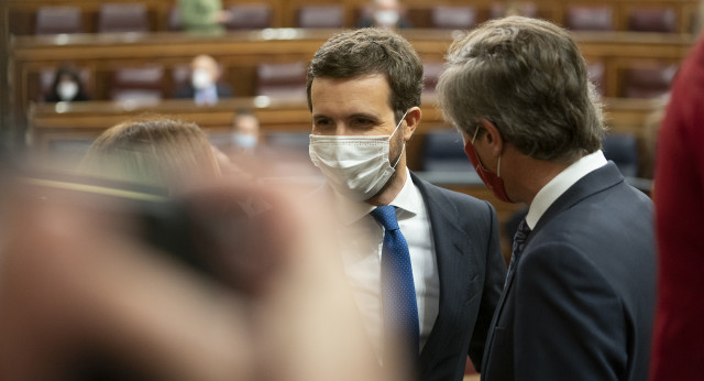 El presidente del Partido Popular, Pablo Casado, y Antonio González Terol antes de comenzar la Sesión de Control al Gobierno