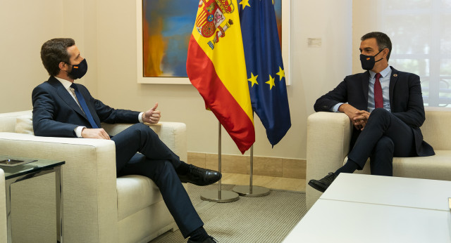 Fotos encuentro entre Pedro Sanchez y Pablo Casado en Moncloa