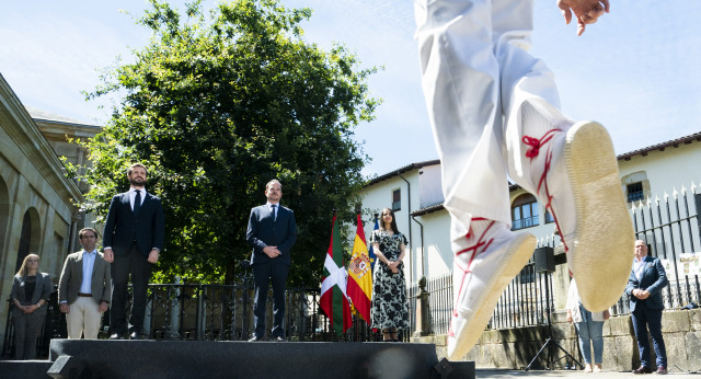 Pablo Casado junto a Carlos Iturgaiz e Inés Arrimadas desde Gernika 