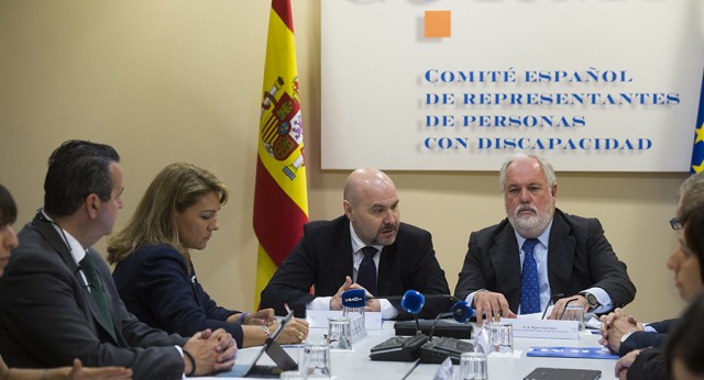 Miguel Arias Cañete visita la sede del Cermi