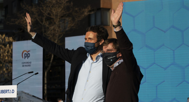 Pablo Casado y el alcalde de Madrid, José Luis Martínez-Almeida, en el acto de inicio de campaña en Madrid