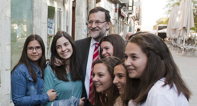 Mariano Rajoy se fotografía con jóvenes simpatizantes en Valladolid