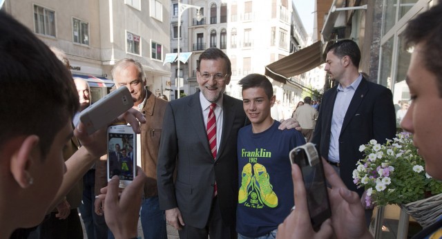 Mariano Rajoy se fotografía con un joven simpatizante en Valladolid