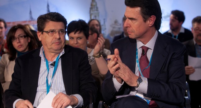 El Ministro de Industria José Manuel Soria junto a Juan José Matarí