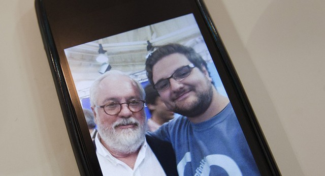 Miguel Arias Cañete con un simpatizante en Oviedo