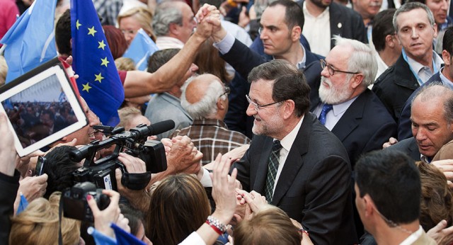 Mariano Rajoy y Miguel Arias Cañete saludan a los asistentes al acto de Valencia