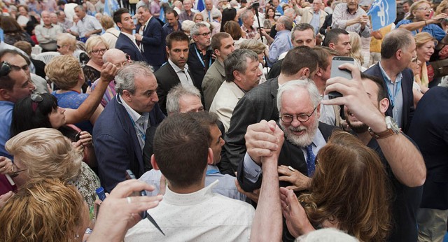 Miguel Arias Cañete a su llegada al acto de Valencia