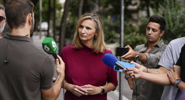 Paloma Martín atiende a los medios de comunicación