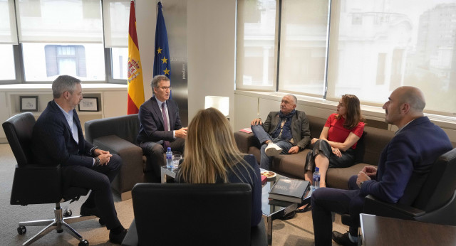 Feijóo, Ana Alós y Juan Bravo junto al secretario general de UGT