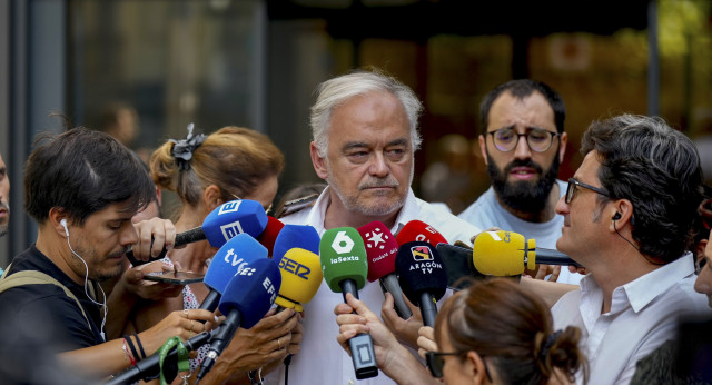 Esteban González Pons atiende a los medios de comunicación