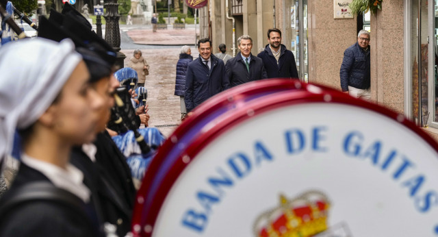 Feijóo interviene en el acto de entrega de la insignia de Oro de la Asociación Día de Galicia en Asturias a Juanma Moreno