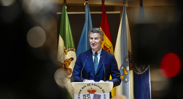 Feijóo interviene en el acto de entrega de la insignia de Oro de la Asociación Día de Galicia en Asturias a Juanma Moreno